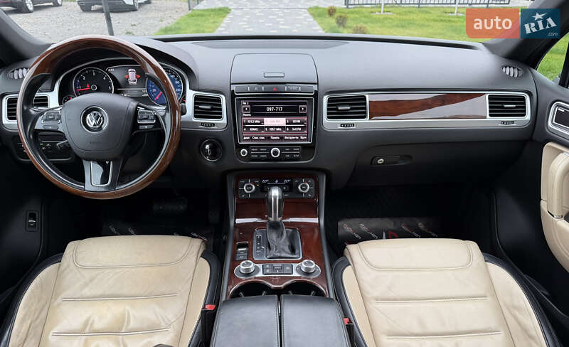 Внедорожник / Кроссовер Volkswagen Touareg 2015 в Ужгороде