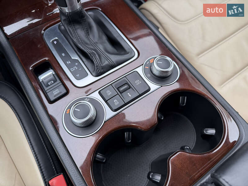 Внедорожник / Кроссовер Volkswagen Touareg 2015 в Ужгороде