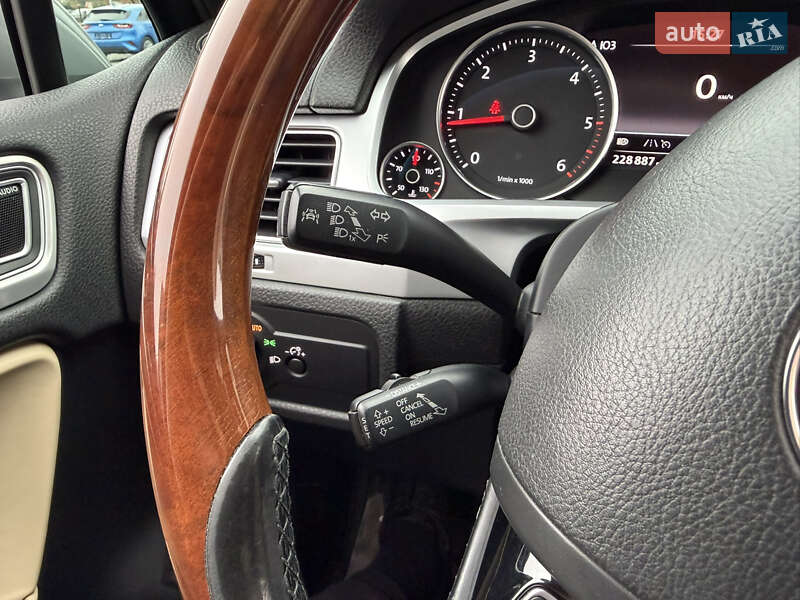 Внедорожник / Кроссовер Volkswagen Touareg 2015 в Ужгороде