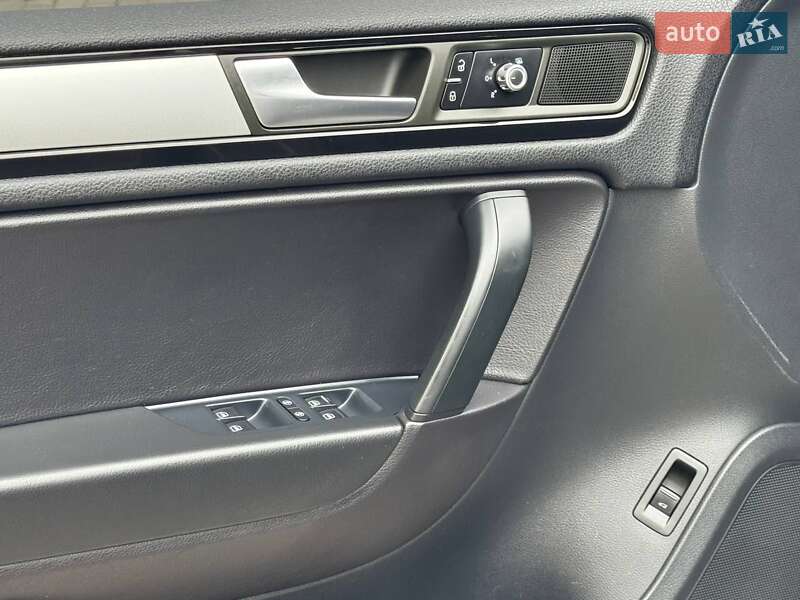 Внедорожник / Кроссовер Volkswagen Touareg 2012 в Запорожье