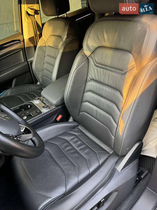 Внедорожник / Кроссовер Volkswagen Touareg 2020 в Киеве