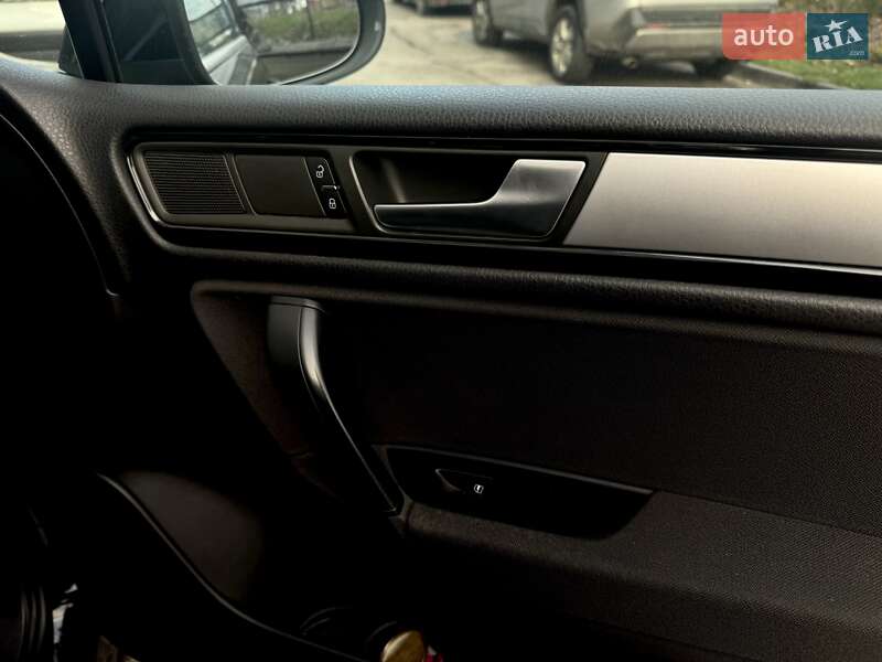 Внедорожник / Кроссовер Volkswagen Touareg 2011 в Сумах