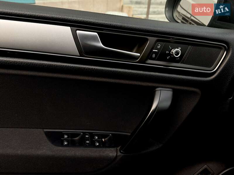 Внедорожник / Кроссовер Volkswagen Touareg 2011 в Сумах