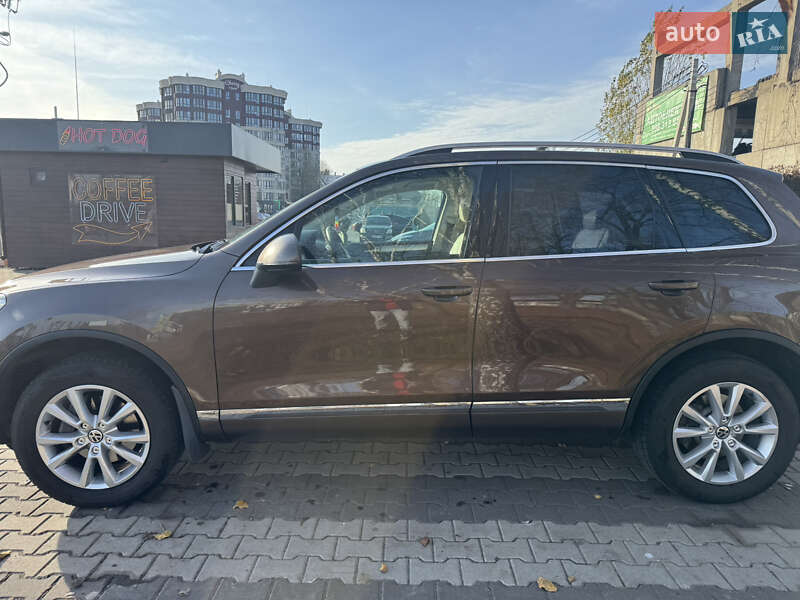 Внедорожник / Кроссовер Volkswagen Touareg 2013 в Вишневом