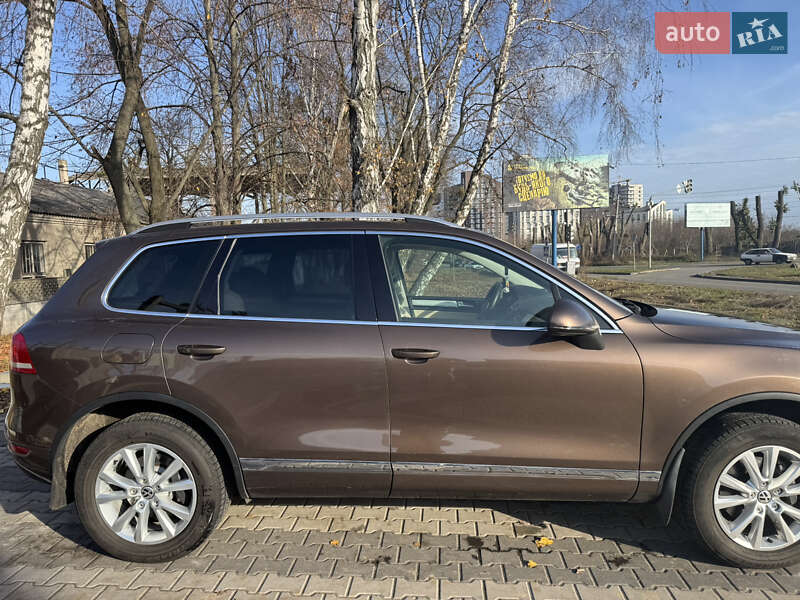 Внедорожник / Кроссовер Volkswagen Touareg 2013 в Вишневом