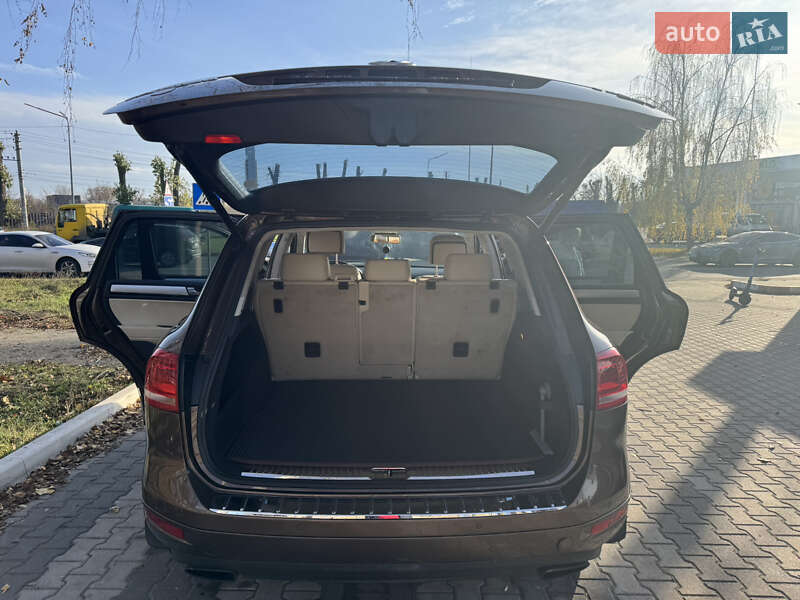 Внедорожник / Кроссовер Volkswagen Touareg 2013 в Вишневом