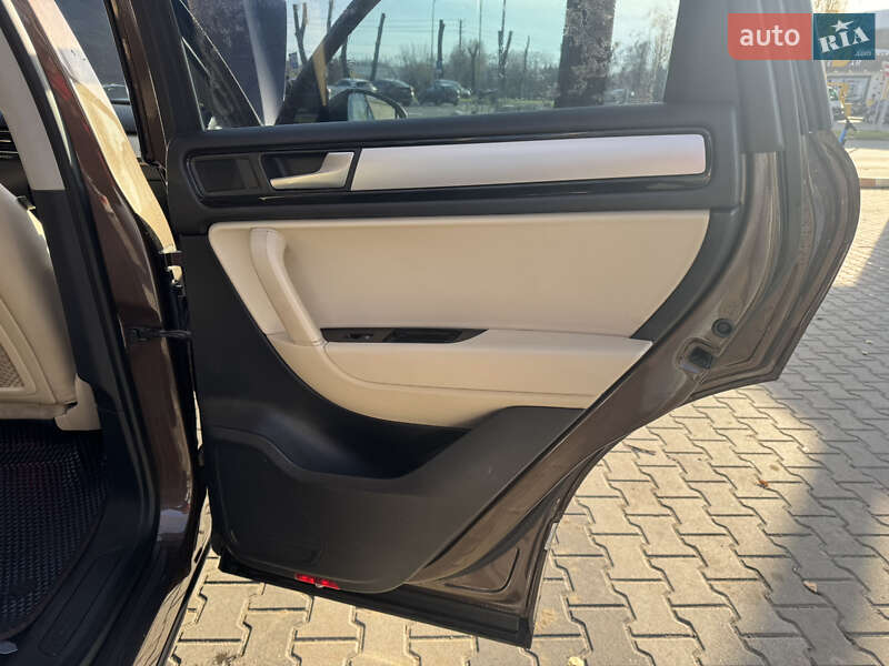 Внедорожник / Кроссовер Volkswagen Touareg 2013 в Вишневом