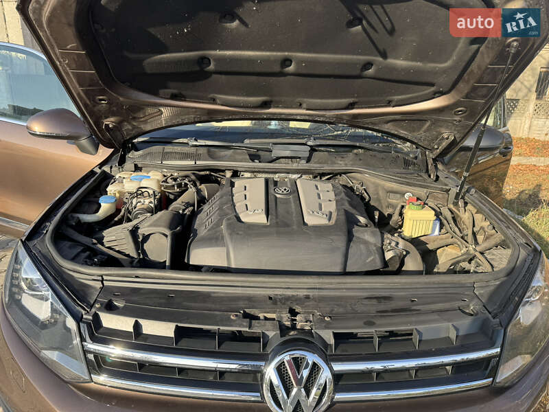 Внедорожник / Кроссовер Volkswagen Touareg 2013 в Вишневом