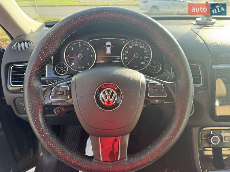 Внедорожник / Кроссовер Volkswagen Touareg 2013 в Вишневом