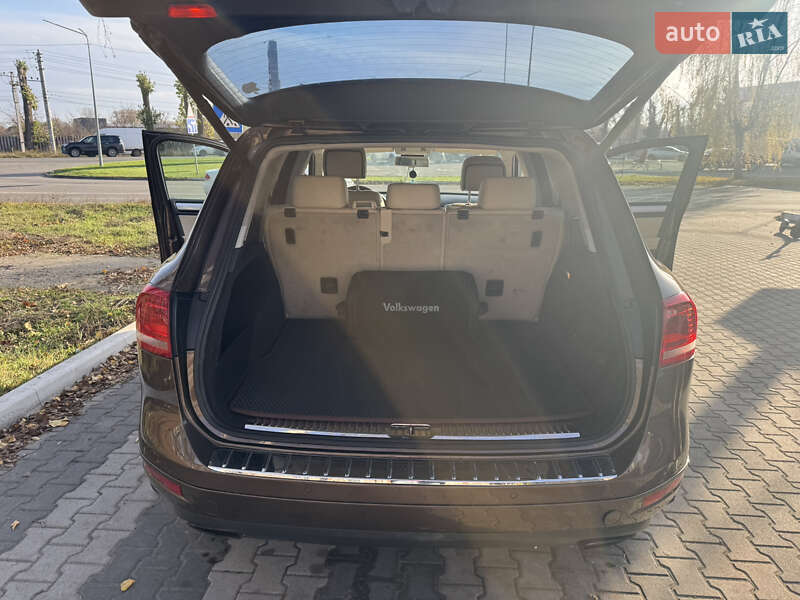 Внедорожник / Кроссовер Volkswagen Touareg 2013 в Вишневом