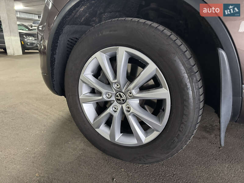 Внедорожник / Кроссовер Volkswagen Touareg 2013 в Вишневом