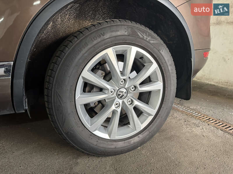 Внедорожник / Кроссовер Volkswagen Touareg 2013 в Вишневом