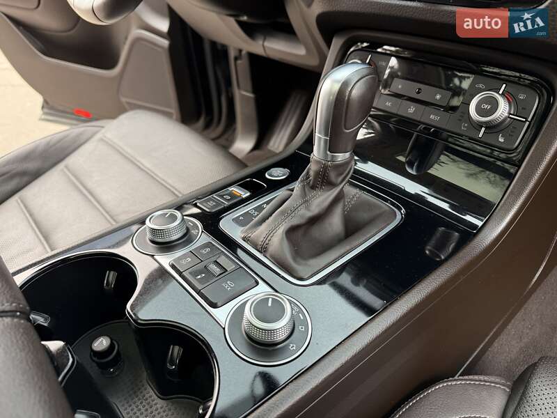 Внедорожник / Кроссовер Volkswagen Touareg 2016 в Виннице