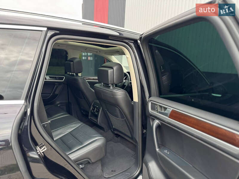 Внедорожник / Кроссовер Volkswagen Touareg 2015 в Луцке