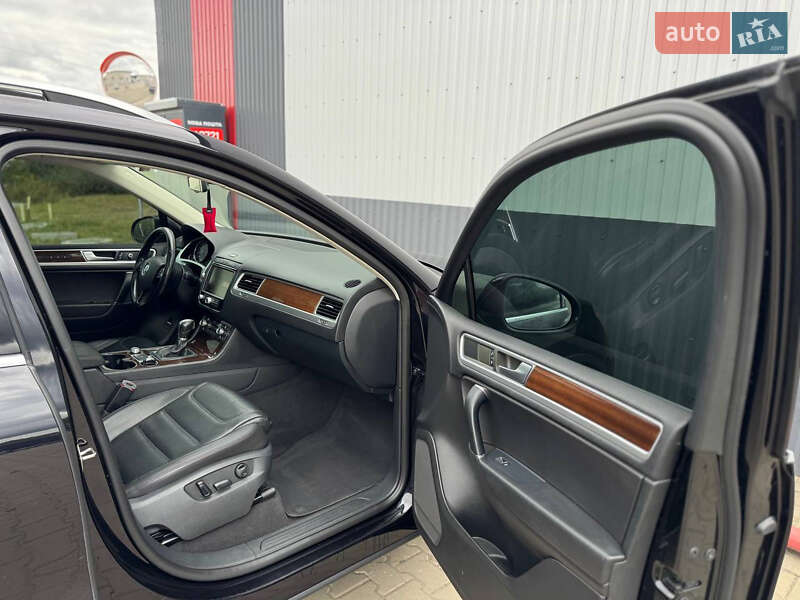 Внедорожник / Кроссовер Volkswagen Touareg 2015 в Луцке