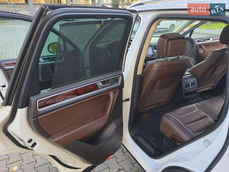 Позашляховик / Кросовер Volkswagen Touareg 2012 в Чернівцях