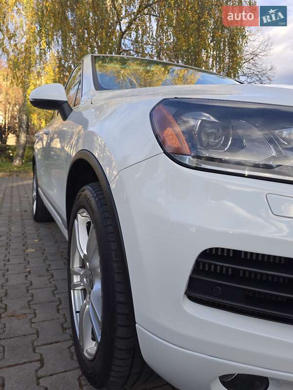 Позашляховик / Кросовер Volkswagen Touareg 2012 в Чернівцях