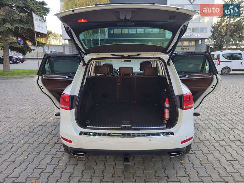 Позашляховик / Кросовер Volkswagen Touareg 2012 в Чернівцях