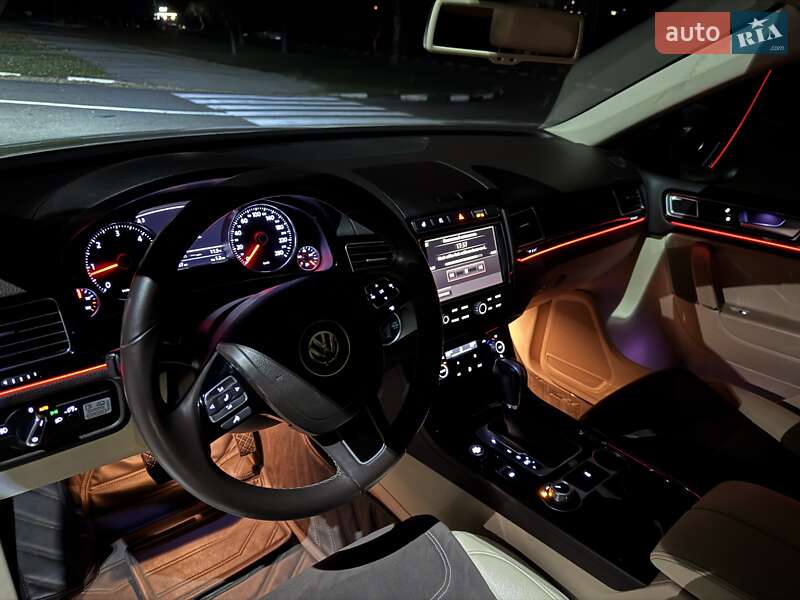 Внедорожник / Кроссовер Volkswagen Touareg 2015 в Днепре