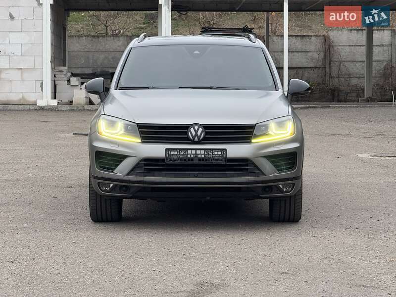 Внедорожник / Кроссовер Volkswagen Touareg 2015 в Днепре