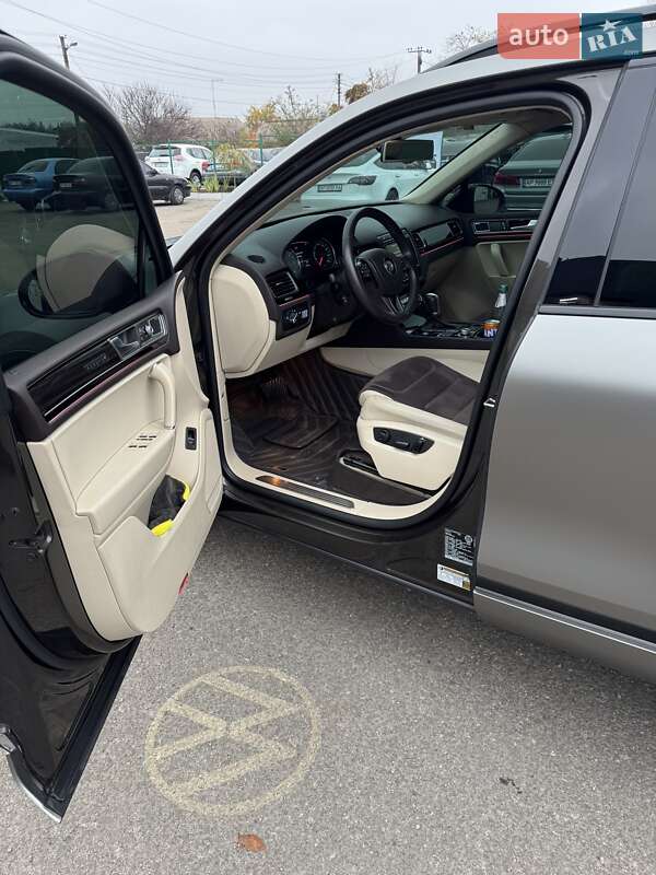 Внедорожник / Кроссовер Volkswagen Touareg 2015 в Днепре