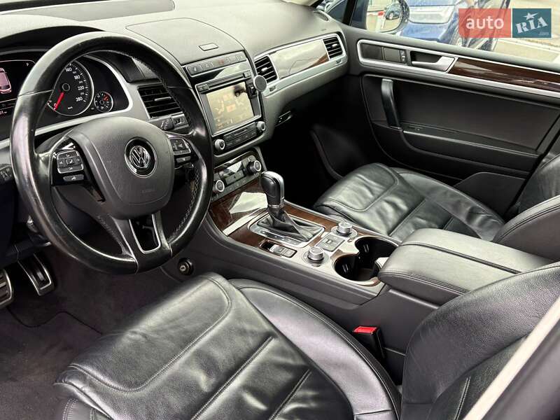 Внедорожник / Кроссовер Volkswagen Touareg 2015 в Киеве