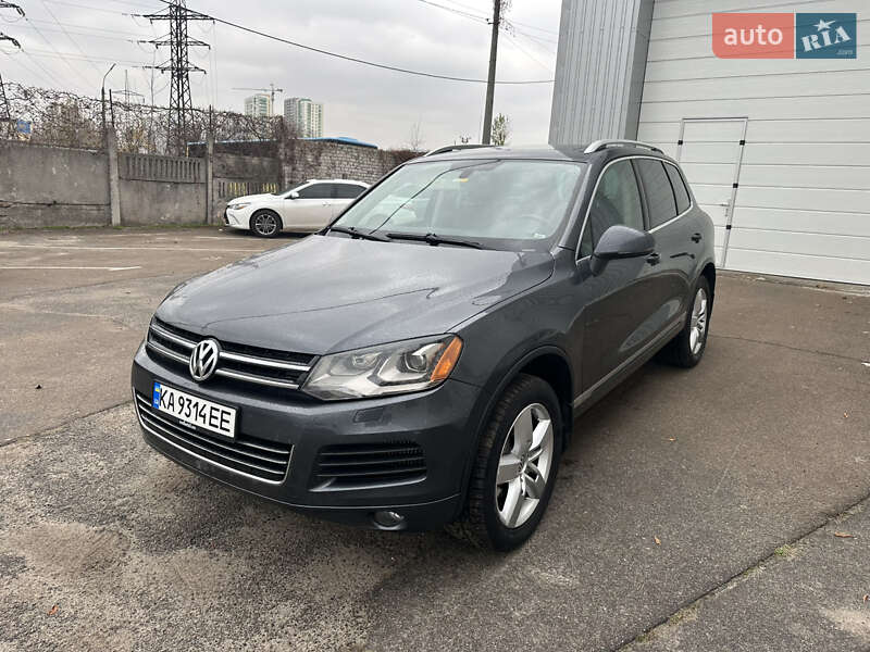 Внедорожник / Кроссовер Volkswagen Touareg 2013 в Киеве