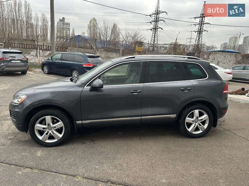 Внедорожник / Кроссовер Volkswagen Touareg 2013 в Киеве