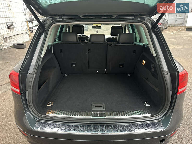 Внедорожник / Кроссовер Volkswagen Touareg 2013 в Киеве