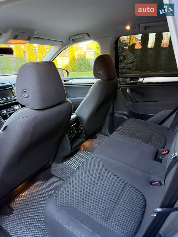 Позашляховик / Кросовер Volkswagen Touareg 2013 в Львові