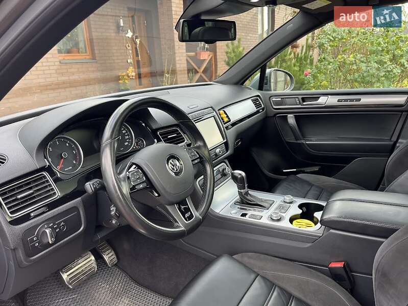 Внедорожник / Кроссовер Volkswagen Touareg 2016 в Луцке