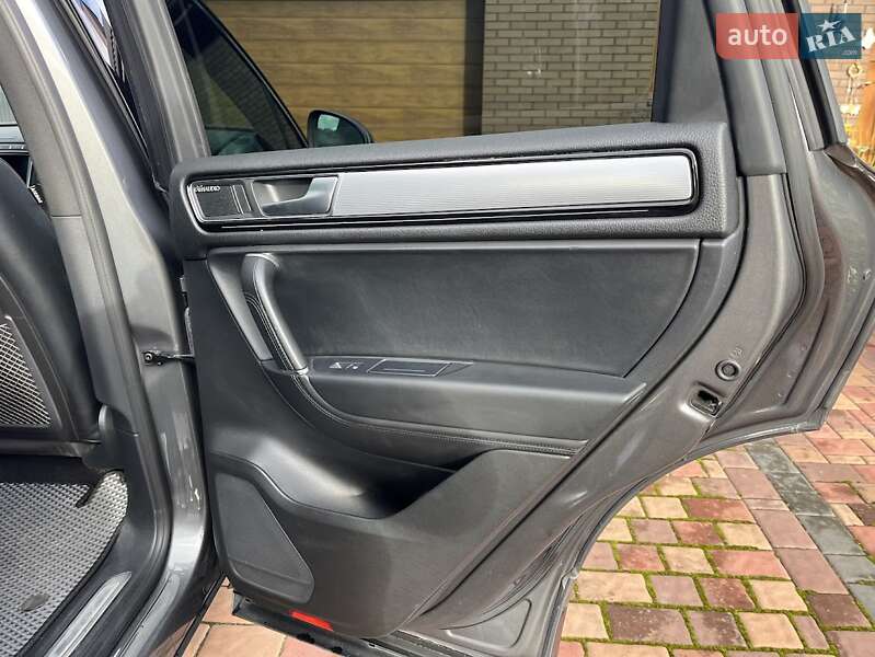 Внедорожник / Кроссовер Volkswagen Touareg 2016 в Луцке