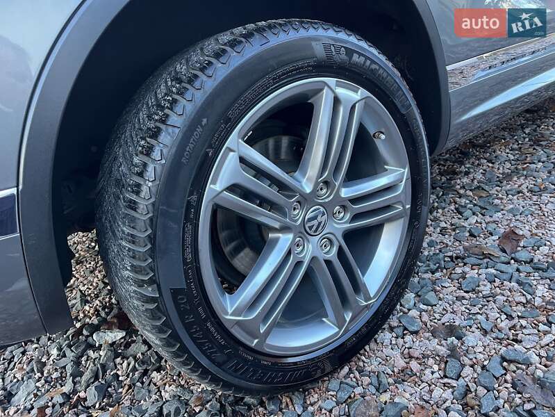 Внедорожник / Кроссовер Volkswagen Touareg 2016 в Луцке