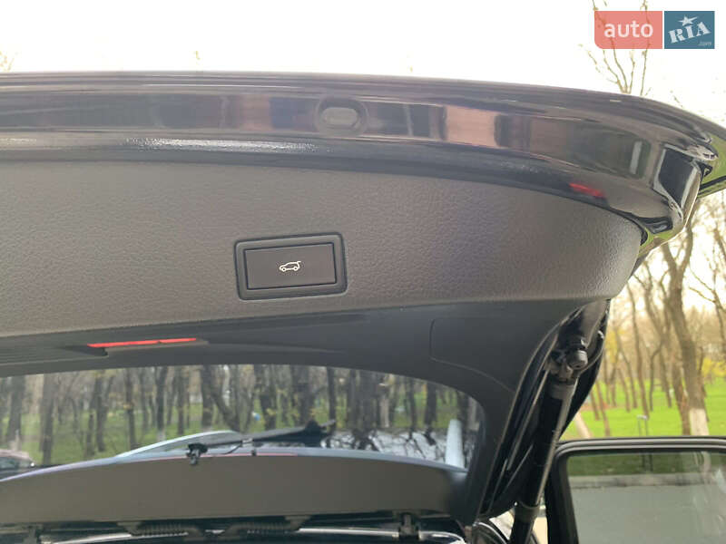 Внедорожник / Кроссовер Volkswagen Touareg 2016 в Одессе