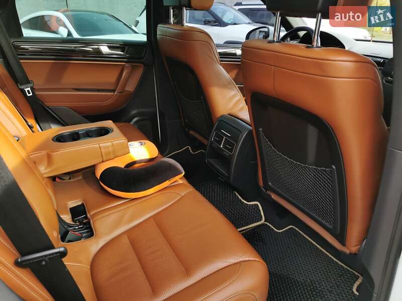 Внедорожник / Кроссовер Volkswagen Touareg 2013 в Хмельницком