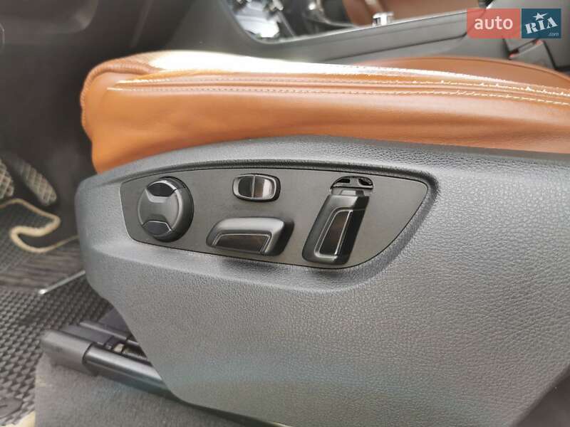 Внедорожник / Кроссовер Volkswagen Touareg 2013 в Хмельницком