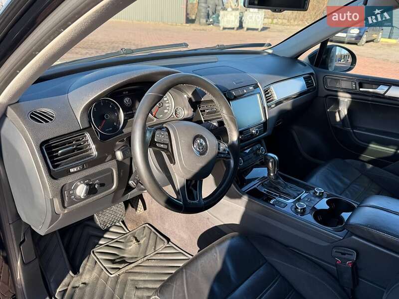 Внедорожник / Кроссовер Volkswagen Touareg 2013 в Ровно