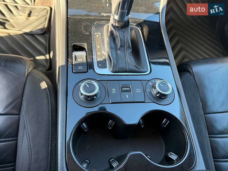 Внедорожник / Кроссовер Volkswagen Touareg 2013 в Ровно