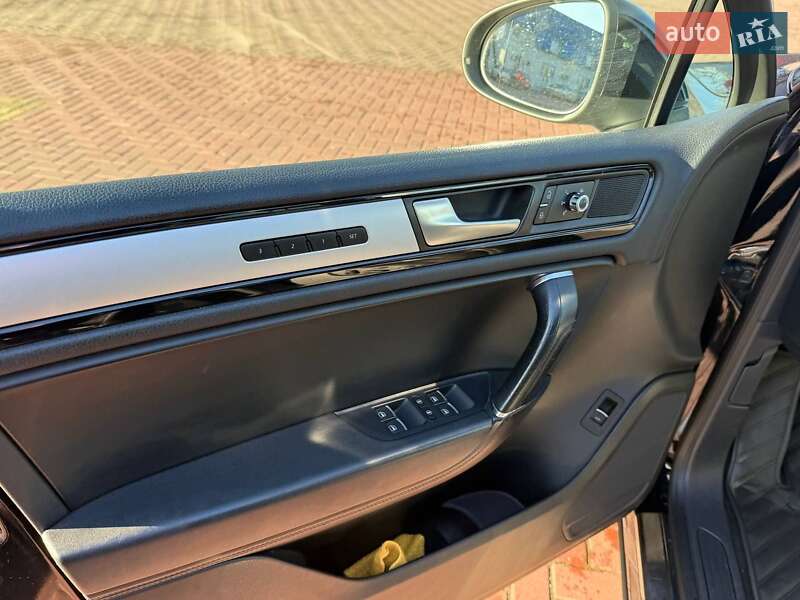 Внедорожник / Кроссовер Volkswagen Touareg 2013 в Ровно