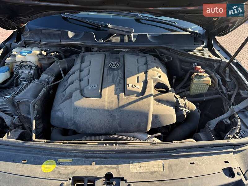 Внедорожник / Кроссовер Volkswagen Touareg 2013 в Ровно