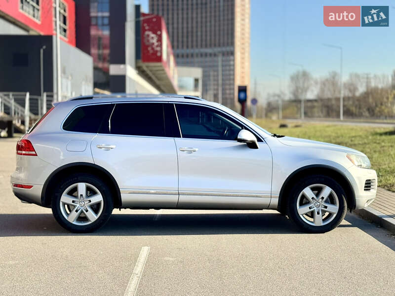 Внедорожник / Кроссовер Volkswagen Touareg 2013 в Киеве