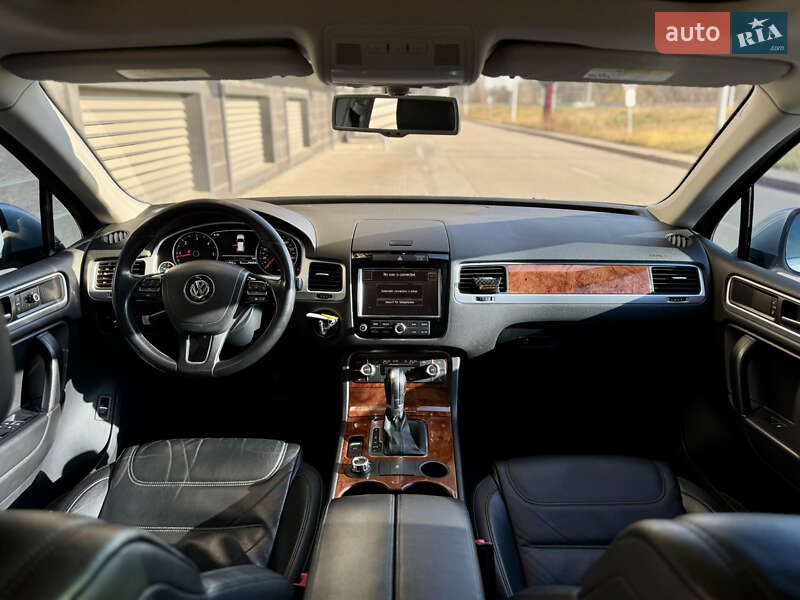 Внедорожник / Кроссовер Volkswagen Touareg 2013 в Киеве