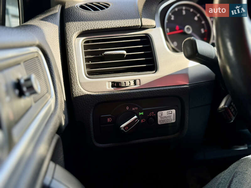 Внедорожник / Кроссовер Volkswagen Touareg 2013 в Киеве