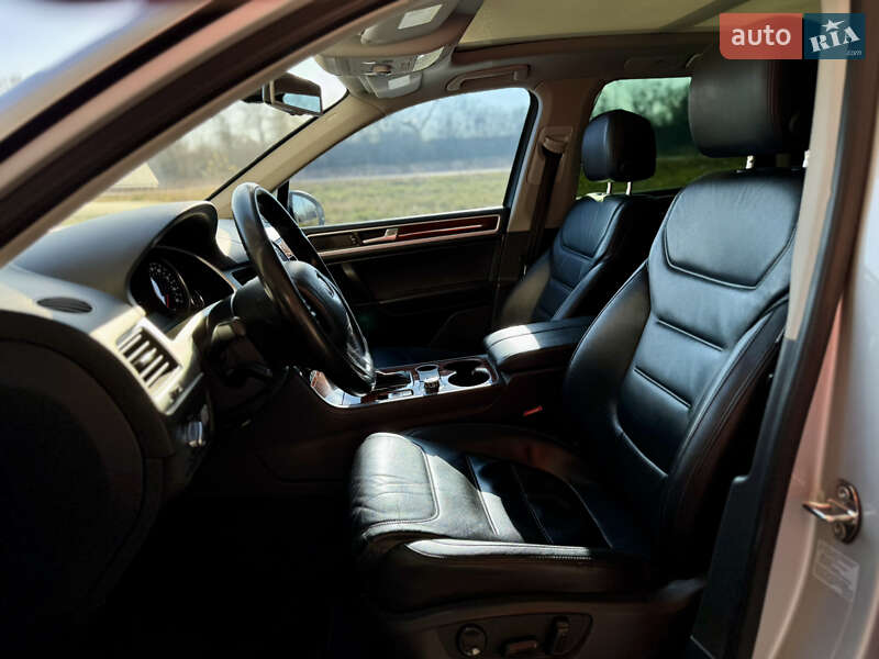 Внедорожник / Кроссовер Volkswagen Touareg 2013 в Киеве