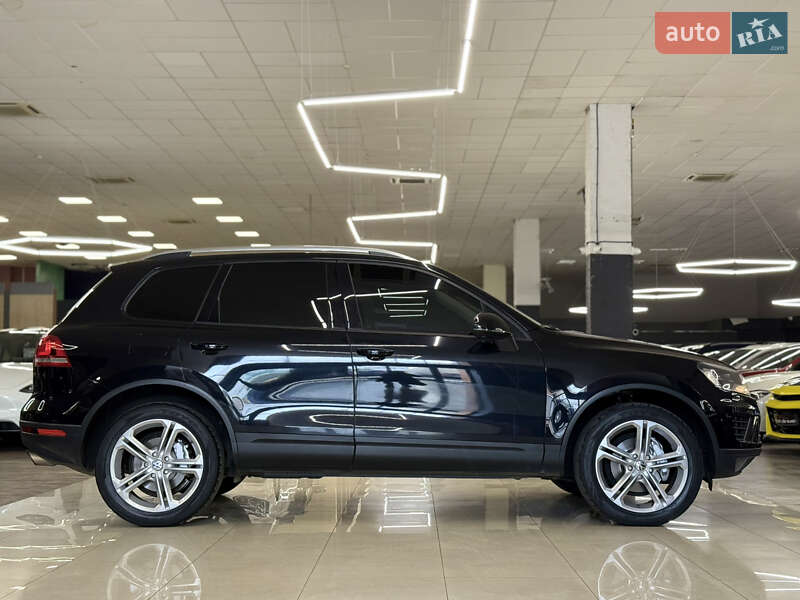 Внедорожник / Кроссовер Volkswagen Touareg 2015 в Николаеве