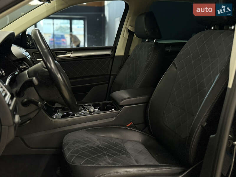 Внедорожник / Кроссовер Volkswagen Touareg 2015 в Николаеве