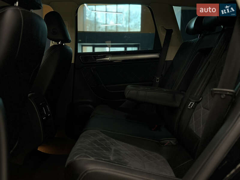 Внедорожник / Кроссовер Volkswagen Touareg 2015 в Николаеве