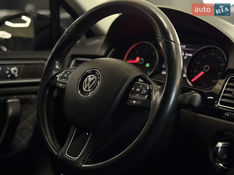 Внедорожник / Кроссовер Volkswagen Touareg 2015 в Николаеве