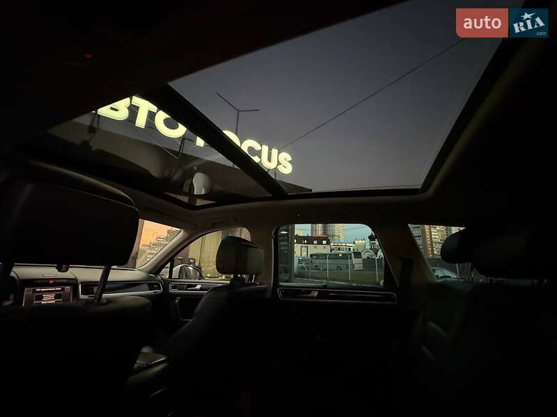 Внедорожник / Кроссовер Volkswagen Touareg 2012 в Киеве