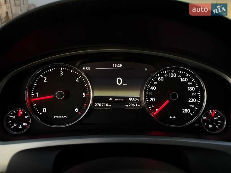 Внедорожник / Кроссовер Volkswagen Touareg 2012 в Киеве